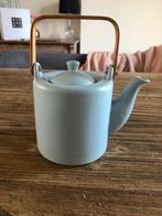 Blauw theepotje met houten handvat, Ophalen of Verzenden, Zo goed als nieuw
