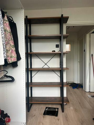 Boekenkast met 6 planken 105 cm breed 210 cm lang beschikbaar voor biedingen