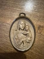Maria met kind medaillon, Ophalen