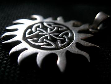 Zilveren 925 zilver kettinghanger van zon met 4 triquetra's beschikbaar voor biedingen