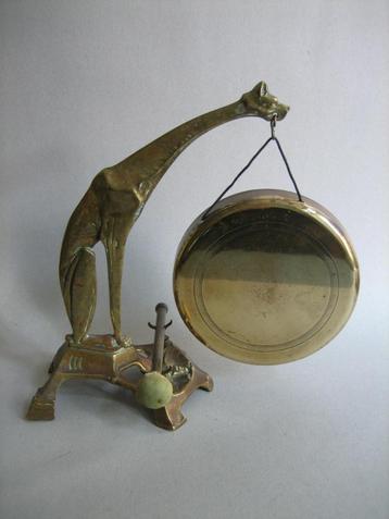 Oude Art Deco messing gong met hond beschikbaar voor biedingen
