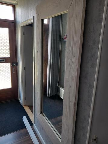 Grote Rechthoekige Spiegel met Houten Frame beschikbaar voor biedingen