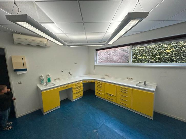 Keuken / werkbank Tandartspraktijk geel H85×B240+185xD50, Huis en Inrichting, Keuken | Keukenelementen, Ophalen