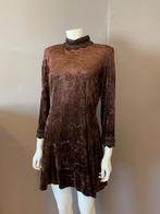 Vintage fluweel jurk maat M, Kleding | Dames, Maat 38/40 (M), Douwenmaat 8-3 Meppel, Info@again.nu, Bruin