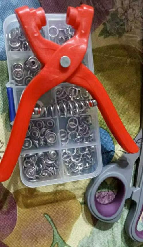 Maak zelf drukknopen vast aan kleding 50 drukknopen met tang, Hobby en Vrije tijd, Naaien en Fournituren, Nieuw, Garen of Naald(en)