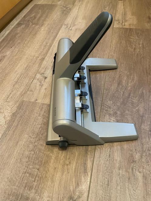 Leitz Perforator 5114 verstelbaar 30 vel, 4-gaats, Hobby en Vrije tijd, Kaarten | Zelf maken, Zo goed als nieuw, Pons of Mal, Overige thema's