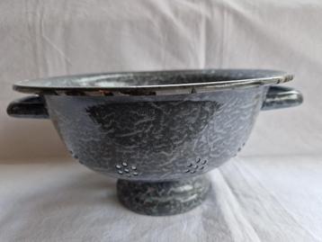 Emaille grijs gewolkt vergiet op voet. beschikbaar voor biedingen