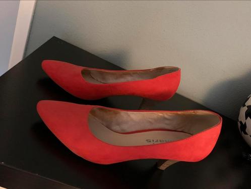 Rode pumps tamaris hot sale