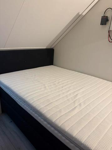 Bed 140x200 met topper – Goede staat beschikbaar voor biedingen