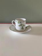 Vintage kop en schotel handgeschilderd met bloemmotief, Antiek en Kunst, Antiek | Servies los, Ophalen of Verzenden