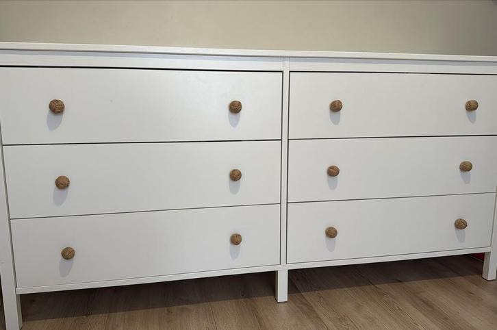 Witte Ikea Koppang ladekast met rotan knoppen, Huis en Inrichting, Kasten | Kledingkasten, Gebruikt, Minder dan 100 cm, 150 tot 200 cm