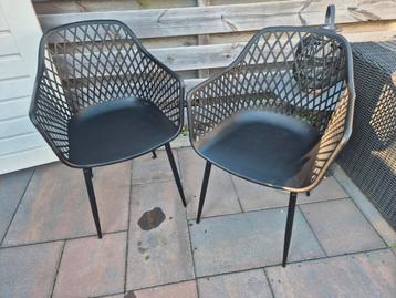 2 nieuwe tuinstoelen zwart beschikbaar voor biedingen