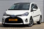 Toyota Yaris 1.5 Hybrid Dynamic Panoramadak / Navi / Camera, Auto's, Gebruikt, Zwart, 4 cilinders, Wit