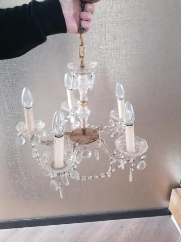 Kleine kroonluchter beschikbaar voor biedingen