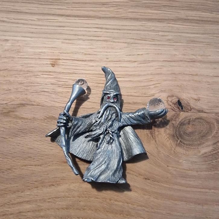 Spoontiques Tinnen Tovenaar met Kristallen Bol - 1985, Verzamelen, Beelden en Beeldjes, Zo goed als nieuw, Fantasy, Ophalen of Verzenden