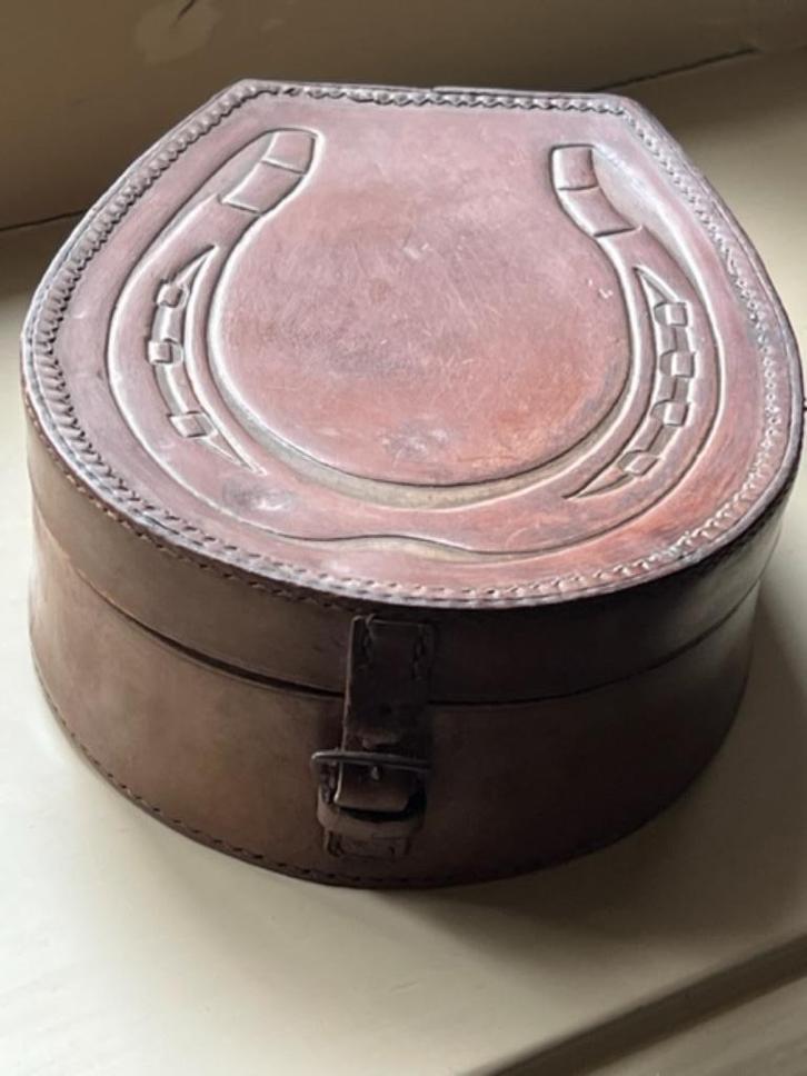 BOORDENDOOS MET LEER OMKLEED, Antiek en Kunst, Curiosa en Brocante, Verzenden