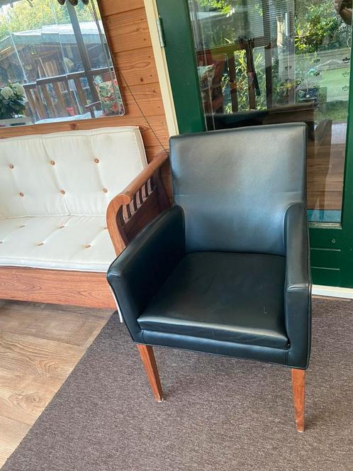 Zwart leren stoel met armleuningen en houten poten, Huis en Inrichting, Stoelen, Drie, Leer, Zwart, Ophalen