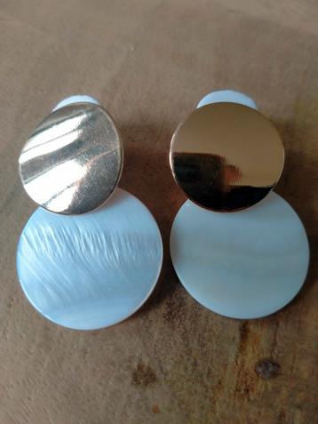 Oorbellen met gouden knopjes en wit parelmoer hanger NIEUW! beschikbaar voor biedingen