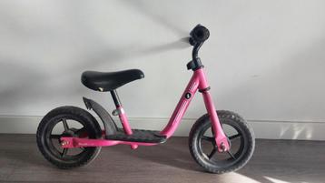 Roze loopfiets beschikbaar voor biedingen