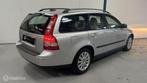 Volvo V50 2.4 Momentum AUTOMAAT / LEER / YOUNGTIMER, Auto's, Volvo, Gebruikt, 2435 cc, V50, 5 cilinders