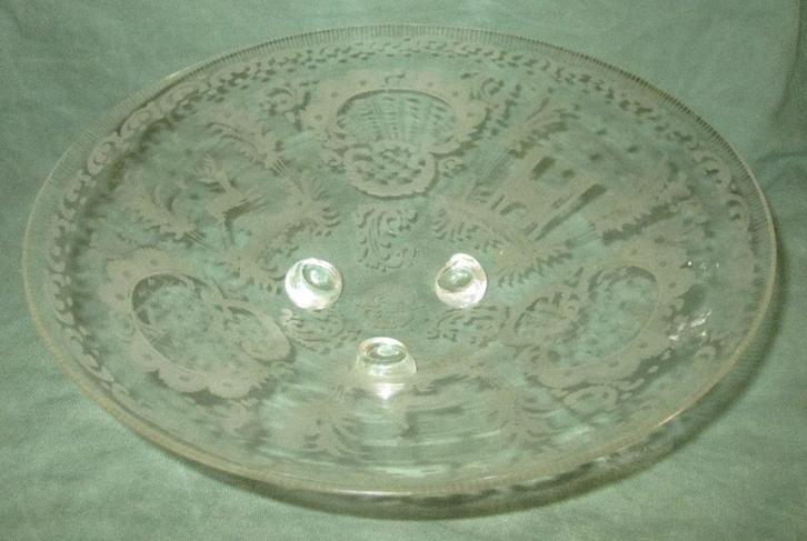 Antieke Boheemse gegraveerde schaal met herten en een slot, Antiek en Kunst, Antiek | Glas en Kristal, Ophalen of Verzenden