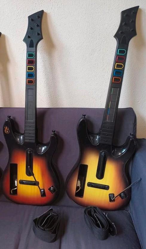 2x Guitar Hero Wii gitaren, Spelcomputers en Games, Spelcomputers | Nintendo Consoles | Accessoires, Zo goed als nieuw, Wii, Gitaar, Drumstel of Dj-set