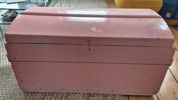 Oude vintage roze hutkoffer beschikbaar voor biedingen