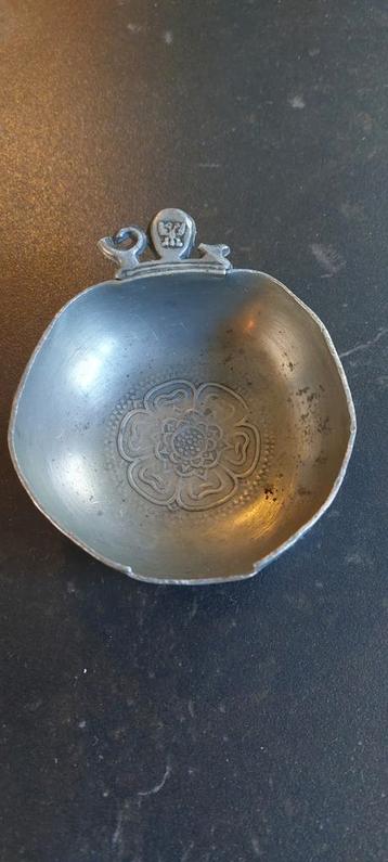 Tinnen bakje met bloemmotief beschikbaar voor biedingen