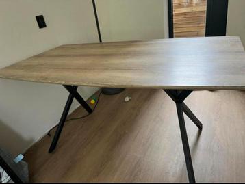 Houten eettafel met metalen poten beschikbaar voor biedingen