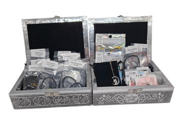 UITVERKOOP OP=OP | 2 x sieradendoos en 22 kettingen/armbande beschikbaar voor biedingen