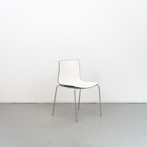2 Arper Catifa 46 stoel Wit  zwart stapelbaar, Huis en Inrichting, Stoelen, Zo goed als nieuw, Kunststof, Metaal
