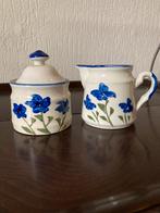 Aardewerk roomstel met blauwe bloemen, Huis en Inrichting, Keuken | Servies, Ophalen, Overige typen, Zo goed als nieuw, Overige stijlen