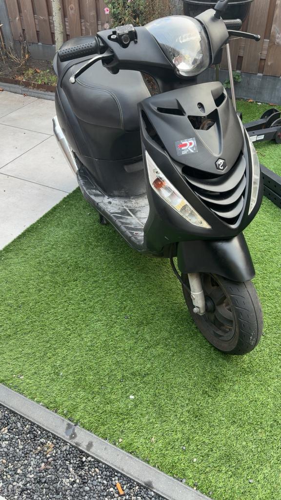 Zip 80cc 4t Liefst ruilen!!, Fietsen en Brommers, Scooters | Piaggio, Zo goed als nieuw, Zip, Benzine, Ophalen