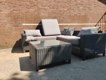 Loungeset met tafel glasplaat kussens en extra poef-kussen  beschikbaar voor biedingen