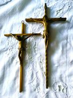 Twee antieke kruisbeelden, koper, Ophalen of Verzenden, Gebruikt, Beeld(je), Christendom | Katholiek