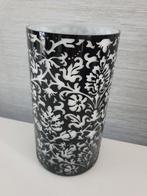 Zwart witte vaas met reliëf, Huis en Inrichting, Woonaccessoires | Vazen, Minder dan 50 cm, Ophalen of Verzenden, Zo goed als nieuw