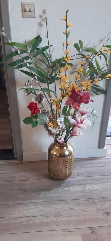 Kunstplant met goudkleurige vaas  beschikbaar voor biedingen