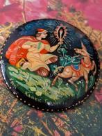 Mooie Russische vintage lakbroche, handgeschilderd en gesign, Overige materialen, 4 tot 7 cm, Overige kleuren, Verzenden