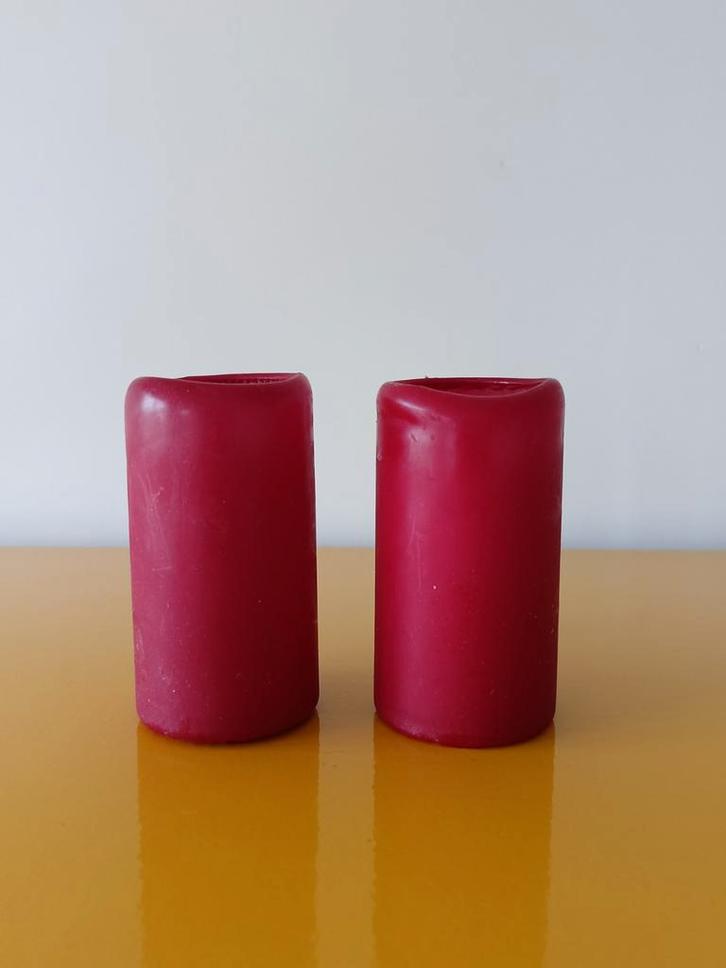 2 Rode Kaarsen - Gebruikt, Huis en Inrichting, Woonaccessoires | Kandelaars en Kaarsen, Gebruikt, Kaars, Minder dan 25 cm, Overige materialen