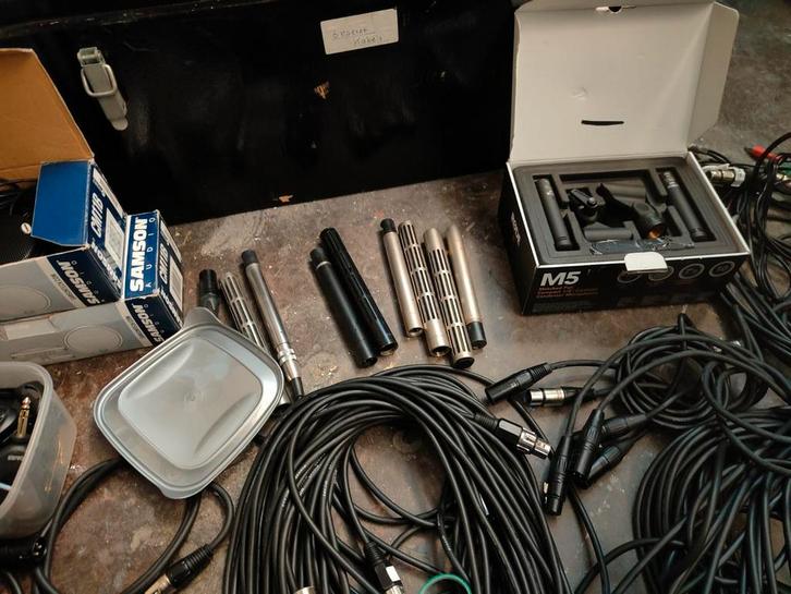 Diverse microfoons en kabels in kist., Hobby en Vrije tijd, Elektronica-componenten, Gebruikt, Ophalen