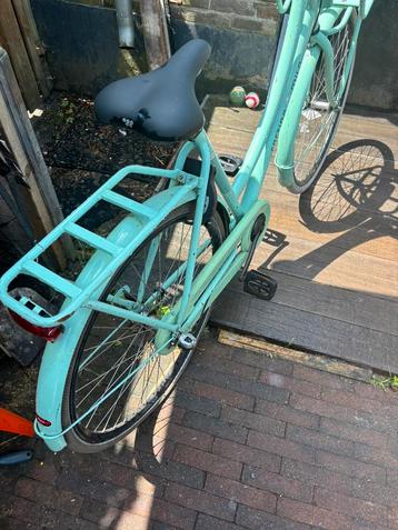 Meiden fiets, heeft wat zorg nodig. beschikbaar voor biedingen