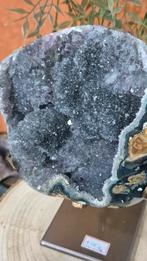 Grijze flower Amethist Geode op standaard, Ophalen of Verzenden, Mineraal