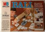Spel NIEUWSTAAT Bali Woord en Kaartspel MB COMPLEET, Een of twee spelers, Ophalen of Verzenden, Zo goed als nieuw, MB Spellen