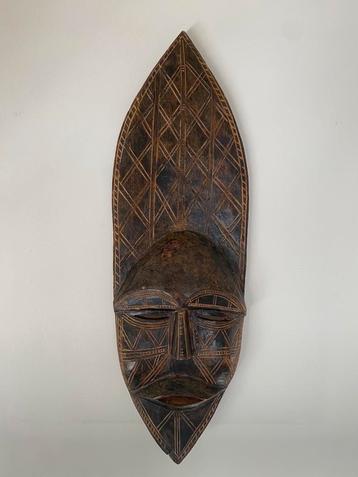 Handgesneden houten ritueel masker beschikbaar voor biedingen