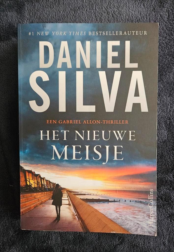 Daniel Silva - Het nieuwe meisje, Boeken, Thrillers, Zo goed als nieuw, Ophalen of Verzenden
