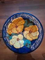 Henk Potters schaal keramiek - blauw met gele bloemen, Huis en Inrichting, Woonaccessoires | Schalen en Manden, Ophalen, Porselein of Keramiek