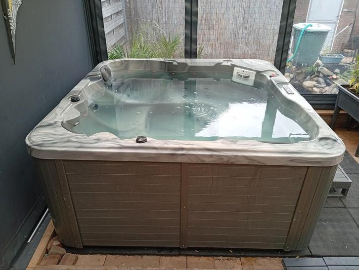 Invictus bubbelbad/hottub van Bubbel Direct, Tuin en Terras, Bubbelbaden en Hottubs, Pomp, Ophalen