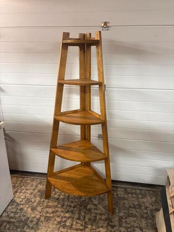 Houten hoekkast met 5 planken beschikbaar voor biedingen
