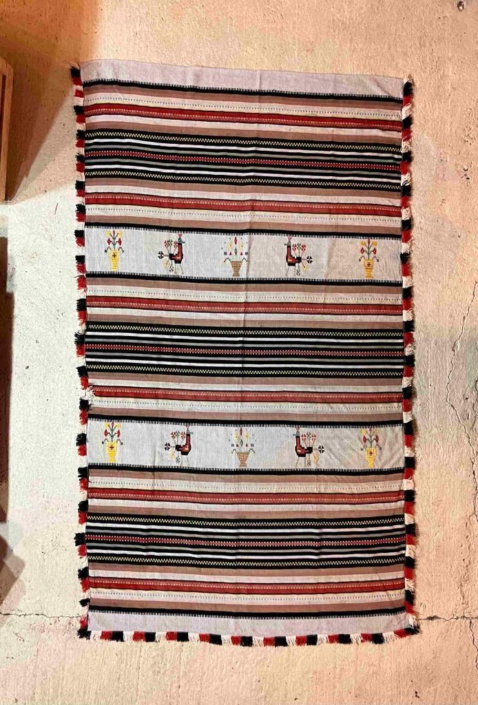 Tafelkleed kleed aardetinten en borduursels 252/144, Huis en Inrichting, Tafelkleden, Gebruikt, Rechthoek, Ophalen of Verzenden