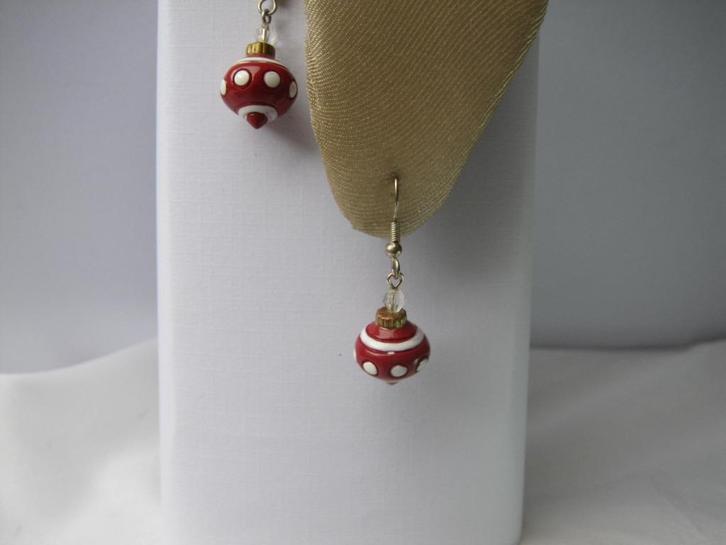 Oorbellen Kerst kerstsbal rood met witte stippen, Diversen, Kerst, Zo goed als nieuw, Verzenden